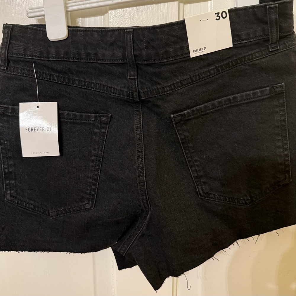Forever 21 Embroidered Daisy Blk Cutoff Denim Shorts NWT - Picture 2 of 4